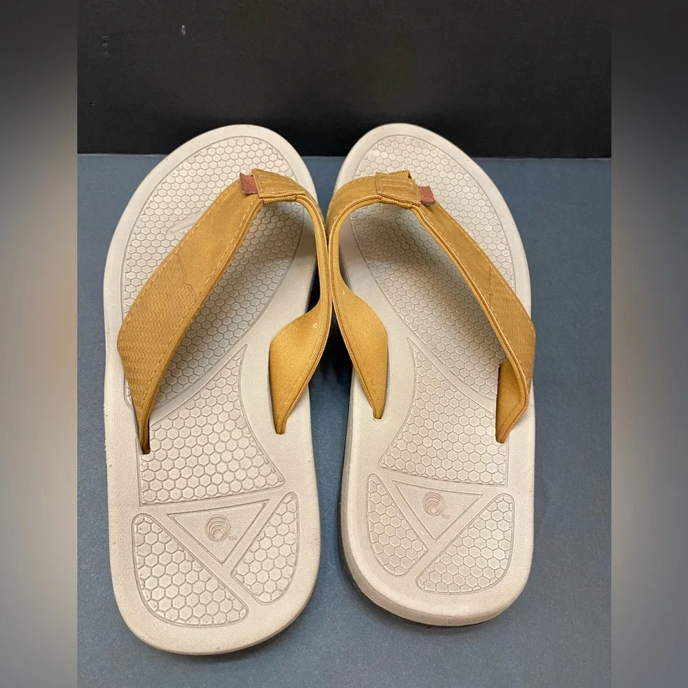 High Tide Mens brown thong flip flops size 8.